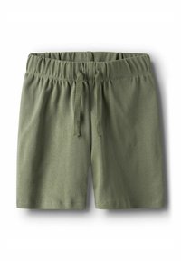 Shorts in cotone verde con una texture morbida, vita elastica e cordino intrecciato. Orlo dritto senza motivi o accenti visibili.