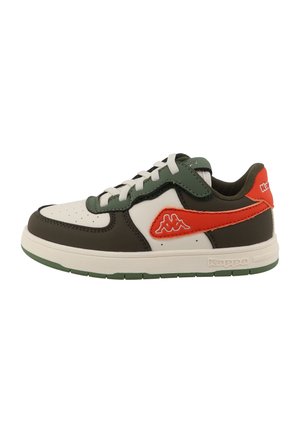 Lage sneaker met witte, donkergroene en oranje panelen, witte veters en Kappa-logo aan de zijkant en hiel, op een witte achtergrond.