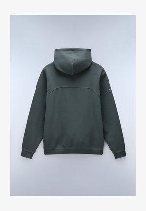 Kaptur w kolorze ciemnozielonym, wykonany z miękkiego materiału. Charakteryzuje się prostym wzornictwem z przeszyciem na plecach oraz ściągaczami przy mankietach.