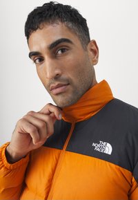 The North Face DIABLO JACKET - Chaqueta de plumas - desert rust/black