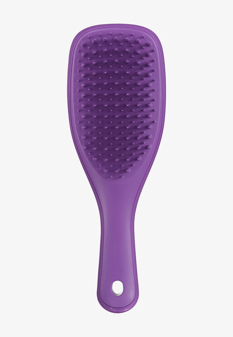 Brosse à cheveux en plastique violet avec des poils arrondis et un manche comportant un trou pour la suspension.