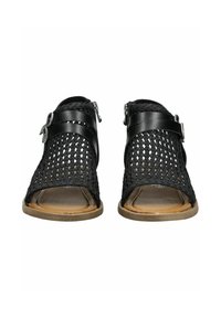 Czarne plecione sandały z otwartym noskiem, charakteryzujące się płaską podeszwą, skórzanymi paskami oraz dekoracyjnymi klamrami zapewniającymi solidne zapięcie.