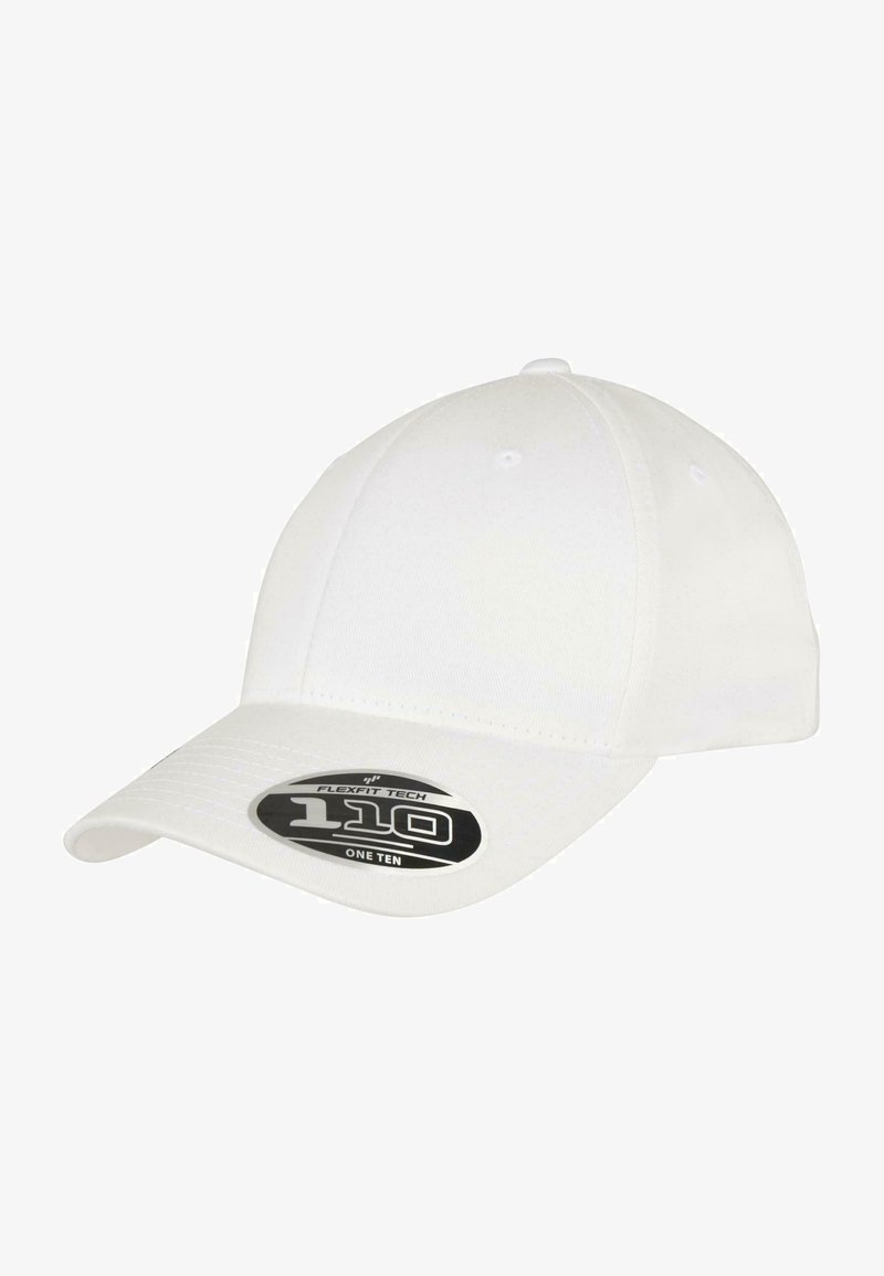 Căciulă albă cu vizor curbat, fabricată din material textil. Prezintă un autocolant cu un logo negru etichetat "FLEXFIT TECH 110 ONE TEN" pe panoul din față.