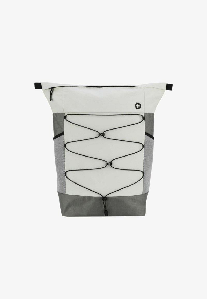 Vit och grå ryggsäck med strukturerad yta, design med elastisk bungee-kabel, dragkedjestängning högst upp och sidofickor i mesh för förvaring.