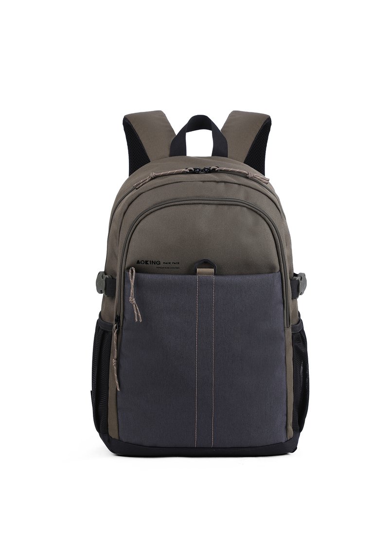 Zaino in verde oliva e grigio scuro, realizzato in tessuto resistente. Caratterizzato da spallacci imbottiti, chiusure con cerniera e tasche laterali in rete.