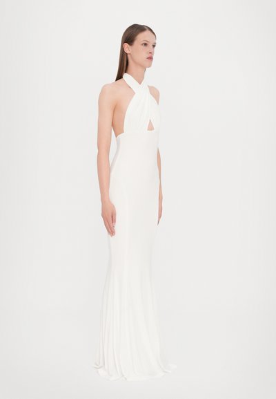 Vestido blanco con cuello halter, con un cuerpo ajustado, lados abiertos y una falda fluida. Hecho de una tela suave, con un diseño simple y elegante.