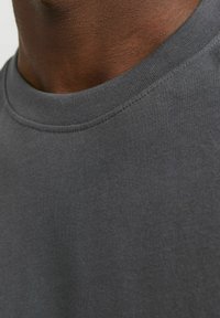 Jack & Jones JORVESTERBRO CREW NECK - Marškinėliai su spaudiniu - asphalt