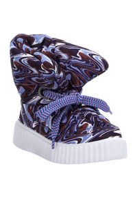 Zapatilla alta veteada con patrones en púrpura, marrón y azul, que cuenta con una suela de goma blanca y cordones en azul y rosa contrastantes.