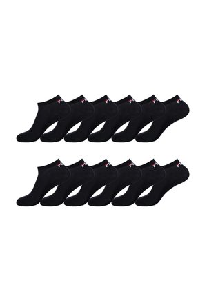 Douze paires de chaussettes de sport basses noires avec un petit logo rouge et blanc près de la cheville, disposées en deux rangées sur un fond blanc.