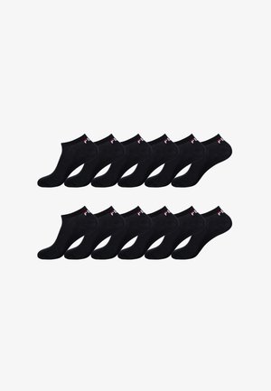 Douze paires de chaussettes de sport basses noires avec un petit logo rouge et blanc près de la cheville, disposées en deux rangées sur un fond blanc.