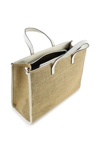 Beige jute tas met witte leren accenten en handvatten, voorzien van een open bovenzijde en een ruime binnenkant. Soepele textuur met stevige constructie.