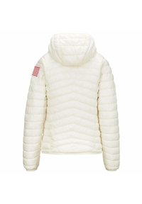 Giacca a vento bianca con cappuccio, caratterizzata da una texture trapuntata e una toppa con la bandiera americana sulla spalla sinistra.