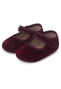 Bordeaux fluwelen Mary Jane schoenen met elastische banden, afgeronde neuzen en zachte, textuurstof. De binnenkant is gevoerd voor comfort.