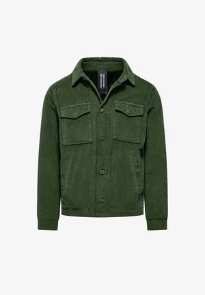 Giacca di velluto a coste verde con chiusura a bottoni, due tasche sul petto e colletto a bavero. Tessuto testurizzato con righe verticali.