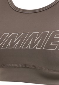 Sujetador deportivo en tono topo oscuro con un escote redondeado, que presenta un atrevido estampado en blanco de "SWIMMER" en el pecho y costuras cosidas en los bordes.