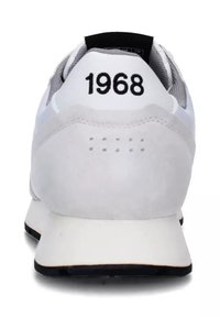 Scarpa sportiva bianca con tomaia in suede e rete, caratterizzata dalla stampa "1968" in nero sulla parte posteriore e una suola nera a contrasto.