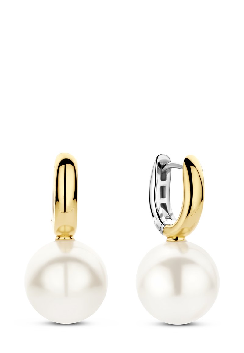 Gold- und Silber-Ohrringe mit weißen Perlenanhängern. Die Perlen sind rund und glatt und stehen im Kontrast zu den polierten Metalloberflächen.