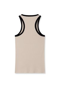 Top sin mangas beige con ribete negro. Presenta una textura acanalada y un diseño de espalda nadadora. Tela ligera, adecuada para uso casual.