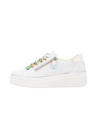 Sneaker platform bianco con tomaia in pelle liscia, design dei lacci colorato, una zip laterale e un accento riflettente sul tallone.