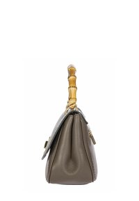 Sac à main en cuir gris avec une poignée en bambou, forme structurée, fermeture zippée et accents dorés. La vue de côté montre la texture et les compartiments.