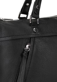 Schwarze Lederhandtasche mit strukturierter Oberfläche, silbernem Beschlag, Reißverschluss und zwei Tragriemen. Sie verfügt über ein markantes Reißverschlussdetail an der Seite.