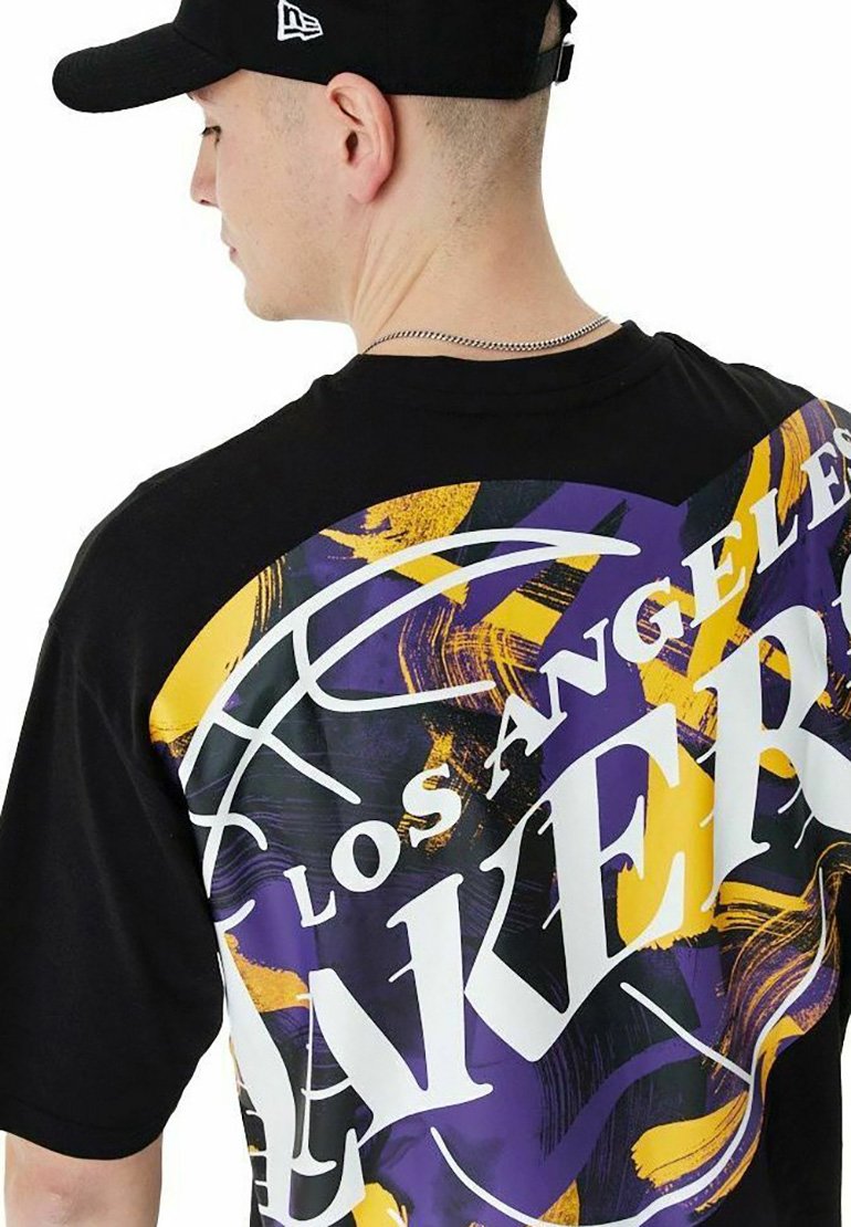 ☆New Era☆ New Era World Wide T-Shirt Black 14679799 New Era Sticker Oversized T-Shirt | New Era Cap UK