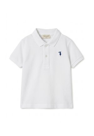 Polo bianca a manica corta con colletto, due bottoni e piccolo logo azzurro di un uccello sul petto sinistro.