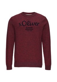 Roter Strickpullover mit Rundhalsausschnitt. Mit schwarzem Logo "s.Oliver" und dem Text "ELEVATED ESSENTIALS" darunter. Lange Ärmel, strukturierte Stoff.