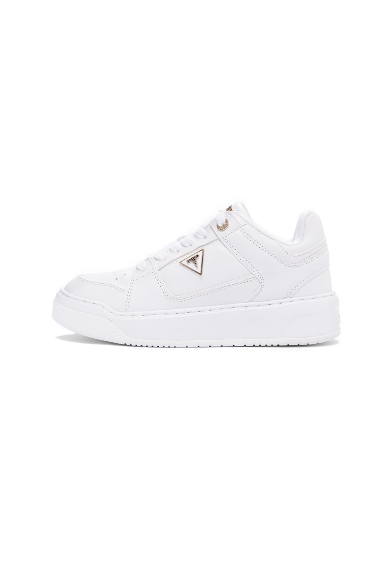 Hvide sneakers med struktureret læderoverdel, polstret krave og guldtonede detaljer. Har en rund tå, perforeringer og en gummisål.