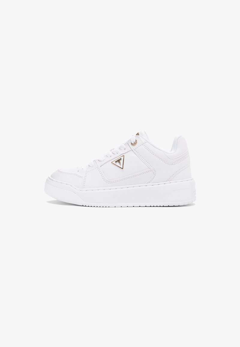 Białe sneakersy z teksturowaną skórzaną cholewką, wyściełanym kołnierzem i złotymi akcentami. Posiadają okrągły czubek, perforacje oraz gumową podeszwę.