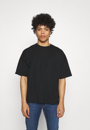 NU-IN X AZIZ LERN BOXY OVERSIZED - T-shirt basique - black