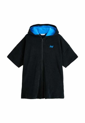 Schwarzer kurzärmeliger Kapuzenbademantel mit Frontreißverschluss und leuchtend blauer Kapuzenfutter, mit kleinem blauem Wellenlogo auf der Brust.
