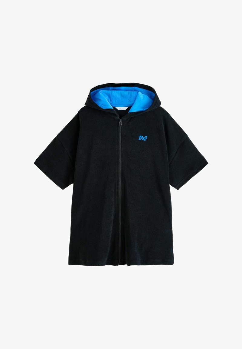 Zwarte korte mouw badjas met capuchon, voorzien van een ritssluiting aan de voorkant en een felblauwe voering in de capuchon, met een klein blauw golflogo op de borst.