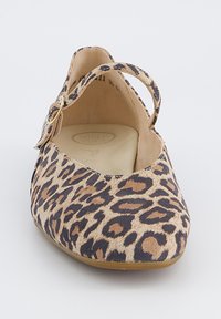 Ploché boty na nízkém podpatku s leopardím vzorem, zaoblenou špičkou a ankletovým páskem. Vyrobeno z textilního materiálu s zlatým přezkou. Ploché podrážky.