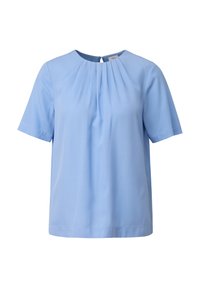 Blouse bleu clair à manches courtes avec encolure ronde et détails plissés sous le col, fermeture au dos par bouton.