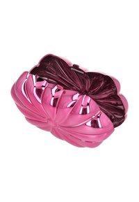 Plic roz metalic cu design floral, având un finisaj lucios, linii curbe și un interior de un roz închis contrastant.