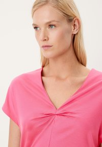 s.Oliver BLACK LABEL Tričko s potlačou - fuchsia