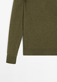 Maglione a maglia verde oliva con una texture morbida, polsini a coste e orlo diritto. Design minimalista, senza motivi o hardware visibile.