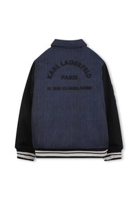Veste bomber en denim avec des manches noires, présentant le texte brodé "Karl Lagerfeld Paris" et des poignets rayés. Tissu texturé, design décontracté.