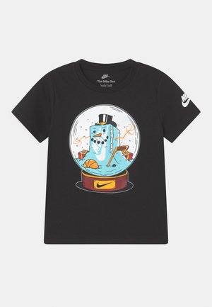 Sort Nike t-shirt med en snemand i en glas snebold med en basketball, en hockeykølle, gaver og Nike-logo på basen og ærmet.