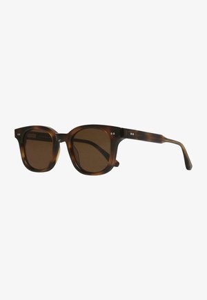 Lunettes de soleil en écaille de tortue avec des verres marron, monture carrée et accents discrets en points sur les tempes. Matériau plastique durable.