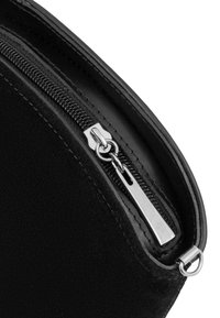Funda de cuero negro con una textura suave, con un zipper plateado parcialmente abierto, que muestra un diseño elegante y costuras limpias a lo largo de los bordes.