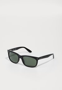 Ochelari de soare din plastic negru cu lentile de un verde închis, în formă pătrată, având accente metalice pe față și logo-ul brandului pe lateral.