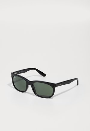 Schwarze Plastiksonnenbrille mit dunkelgrünen Gläsern, quadratische Form, ausgestattet mit Metallakzenten an der Vorderseite und Markenlogo an der Seite.