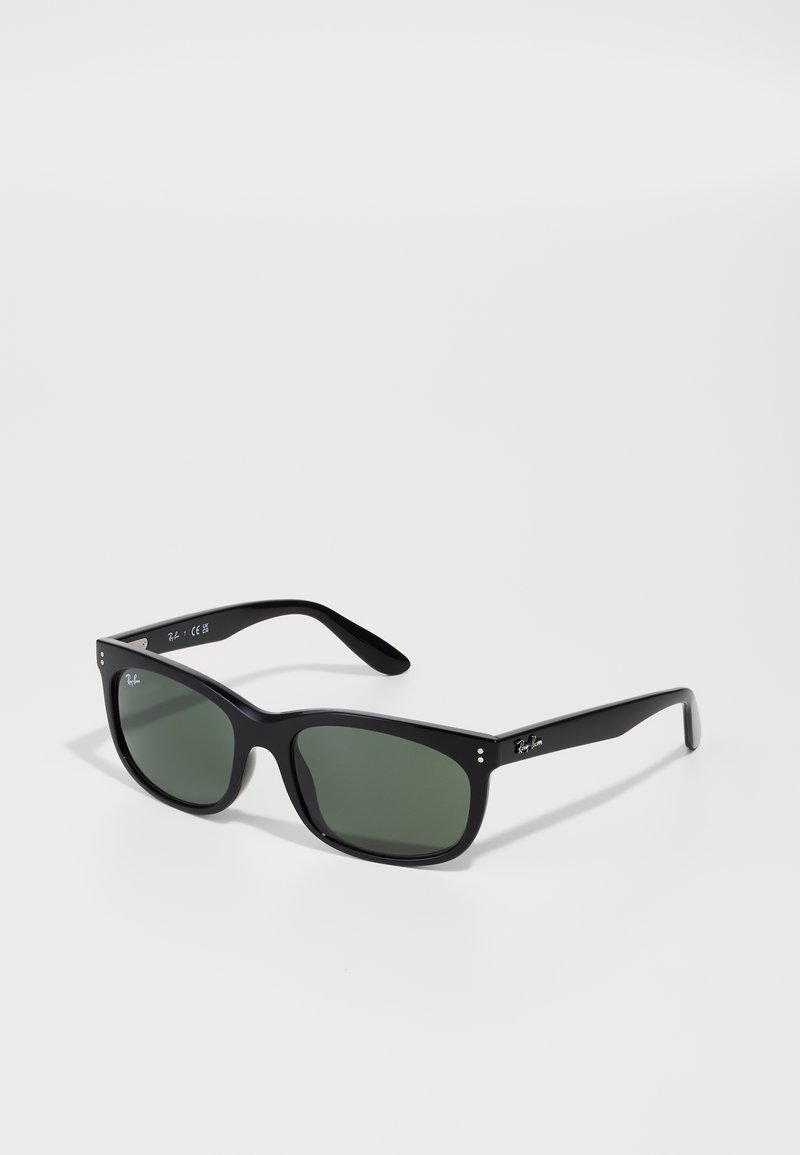 Ochelari de soare din plastic negru cu lentile de un verde închis, în formă pătrată, având accente metalice pe față și logo-ul brandului pe lateral.