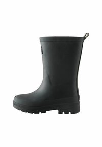 Botte de pluie en caoutchouc noir avec une finition texturée, bout arrondi et semelle épaisse à motif ; présente une languette à l'arrière pour un enfilage facile.