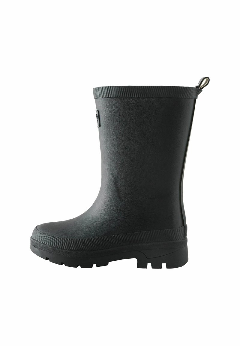 Botte de pluie en caoutchouc noir avec une finition texturée, bout arrondi et semelle épaisse à motif ; présente une languette à l'arrière pour un enfilage facile.