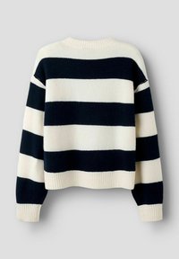 Granatowo-kremowy sweter w paski z prążkowanym okrągłym dekoltem i mankietami na rękawach. Posiada krój typu cropped oraz miękką, teksturowaną dzianinę.