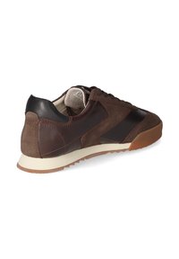 Brauner Sneaker aus Wildleder und Leder mit strukturierter Oberfläche, Gummisohle und kontrastierenden dunklen Akzenten; mit gesteppten Details und abgerundetem Zehenbereich.