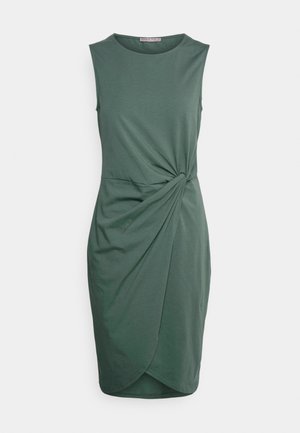 Robe sans manches verte en tissu doux, avec un design à l'avant torsadé et une longueur au genou avec une finition arrondie.